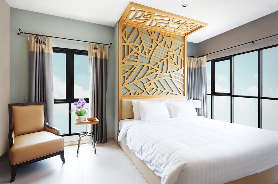 Superior Room | Minibar, in-room safe, desk, blackout drapes