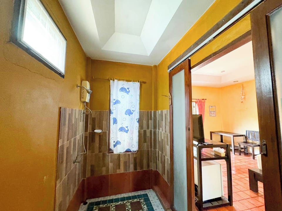 Standard Double Room | Bathroom | Shower, towels, soap, shampoo