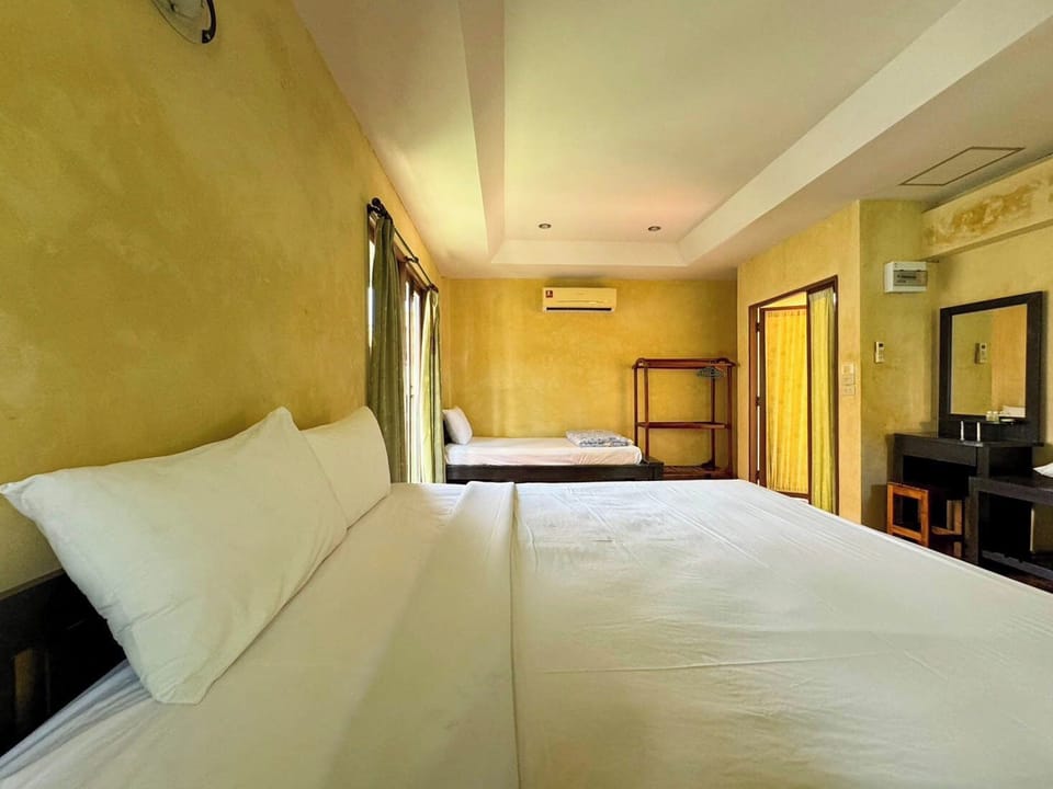 Deluxe Triple Room | Desk, free WiFi
