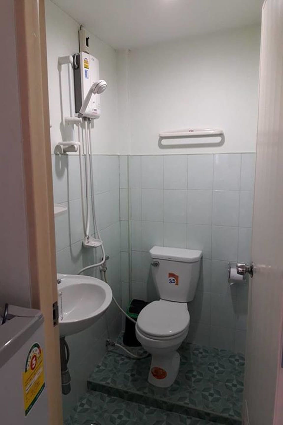 Standard Double Room | Bathroom | Shower, free toiletries, towels