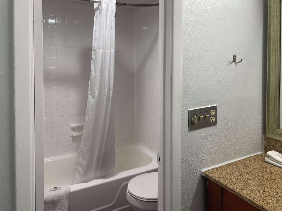 Combined shower/tub, free toiletries, towels