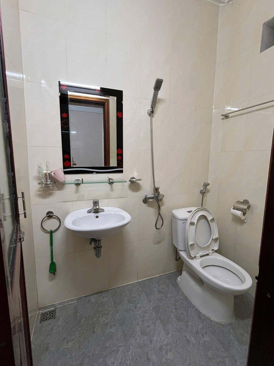 Double Room | Bathroom | Shower, free toiletries, hair dryer, slippers