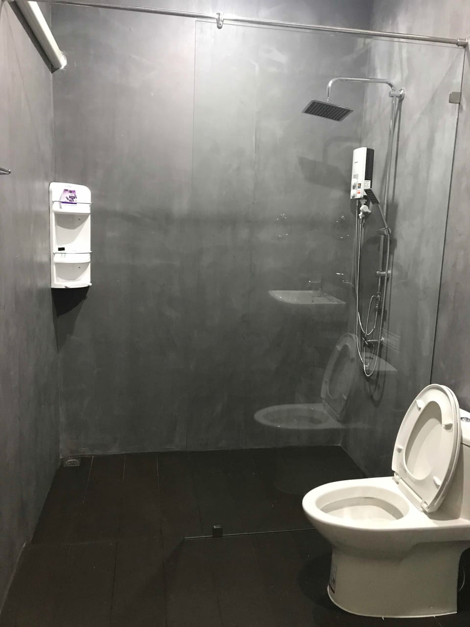 Grand Room, 1 King Bed, River View | Bathroom | Shower, free toiletries, hair dryer, towels