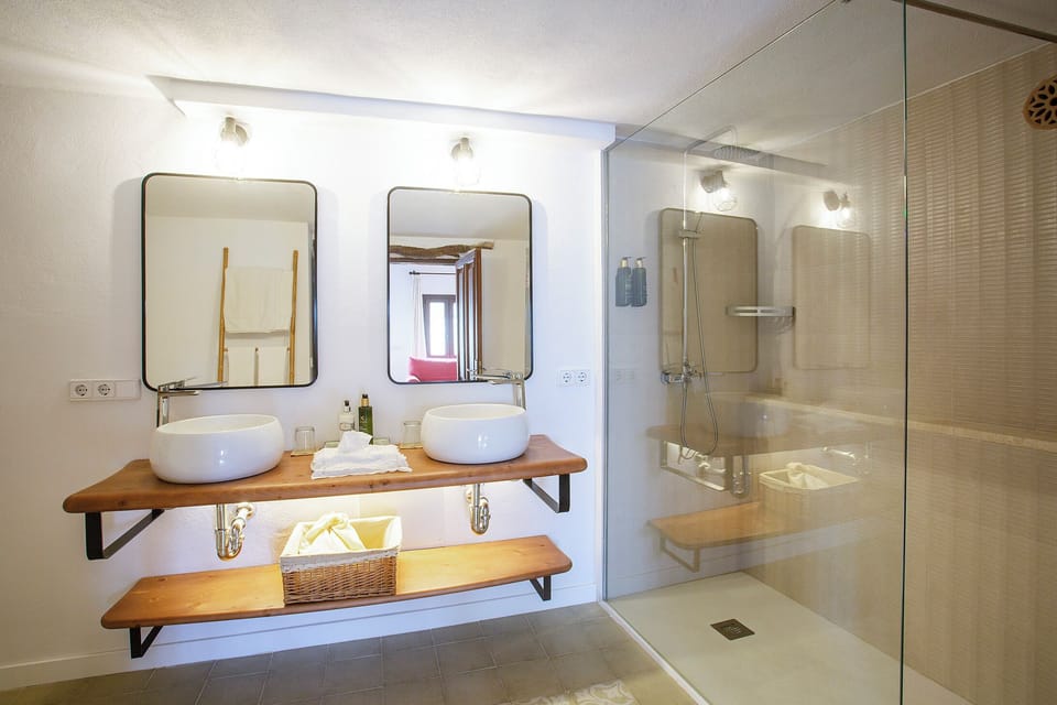 Junior Suite | Bathroom | Combined shower/tub, deep soaking tub, free toiletries, hair dryer