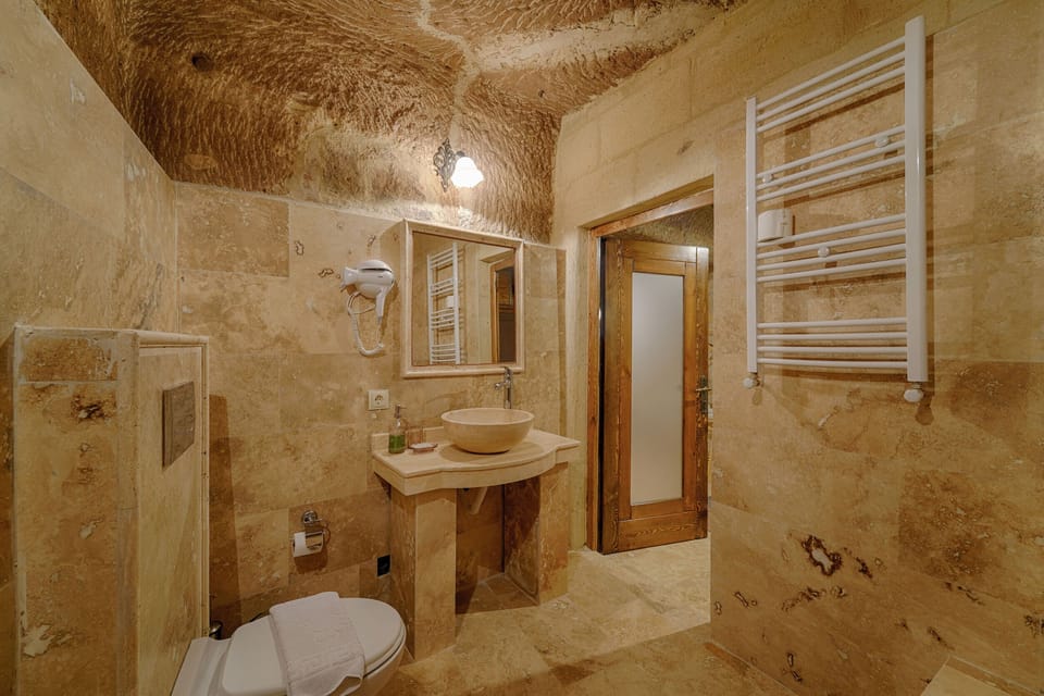 Family Room | Bathroom | Shower, free toiletries, hair dryer, slippers