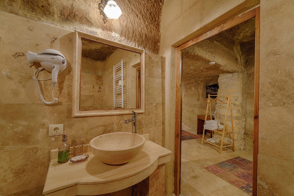 Family Room | Bathroom | Shower, free toiletries, hair dryer, slippers