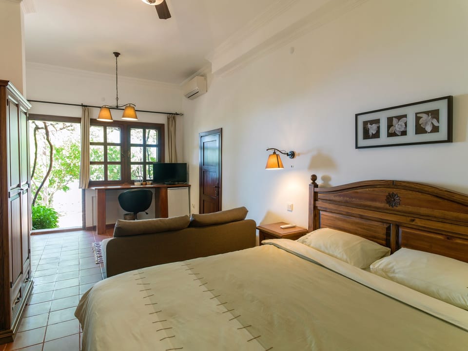 Deluxe Suite, Sea View | Premium bedding, Select Comfort beds, blackout drapes