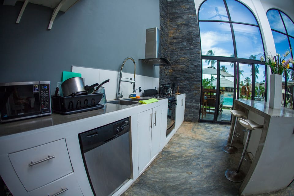 House, 3 Bedrooms | Private kitchen | Full-size fridge, microwave, oven, stovetop