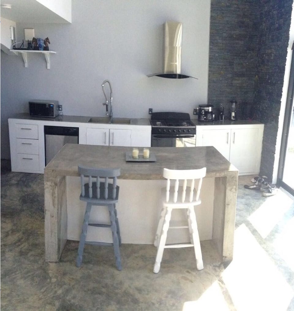 Deluxe Apartment | Private kitchen | Full-size fridge, microwave, oven, stovetop