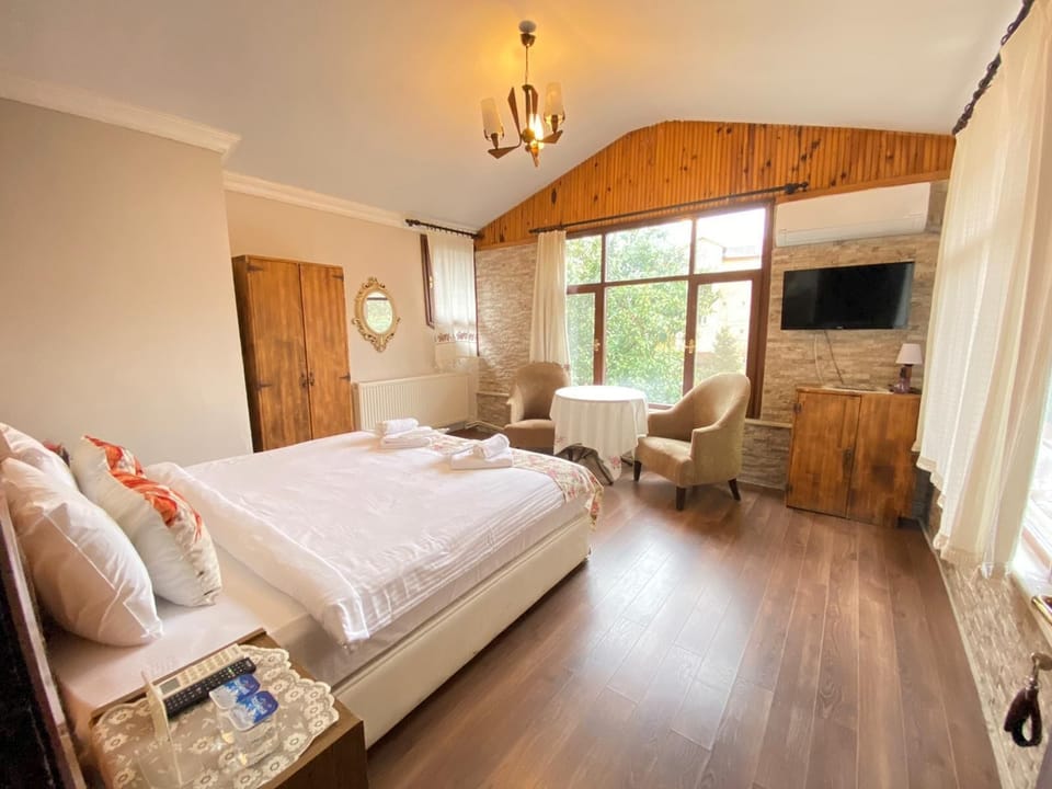 Double Room | Minibar, desk, iron/ironing board, free WiFi