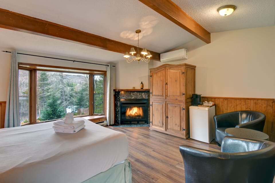 Standard Room, 1 Queen Bed | Iron/ironing board, free WiFi, bed sheets