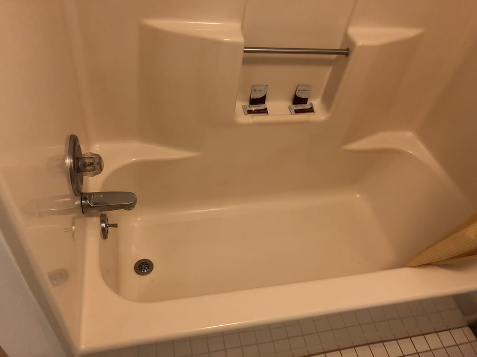 Triple Room, Non Smoking | Bathroom | Free toiletries, hair dryer, towels