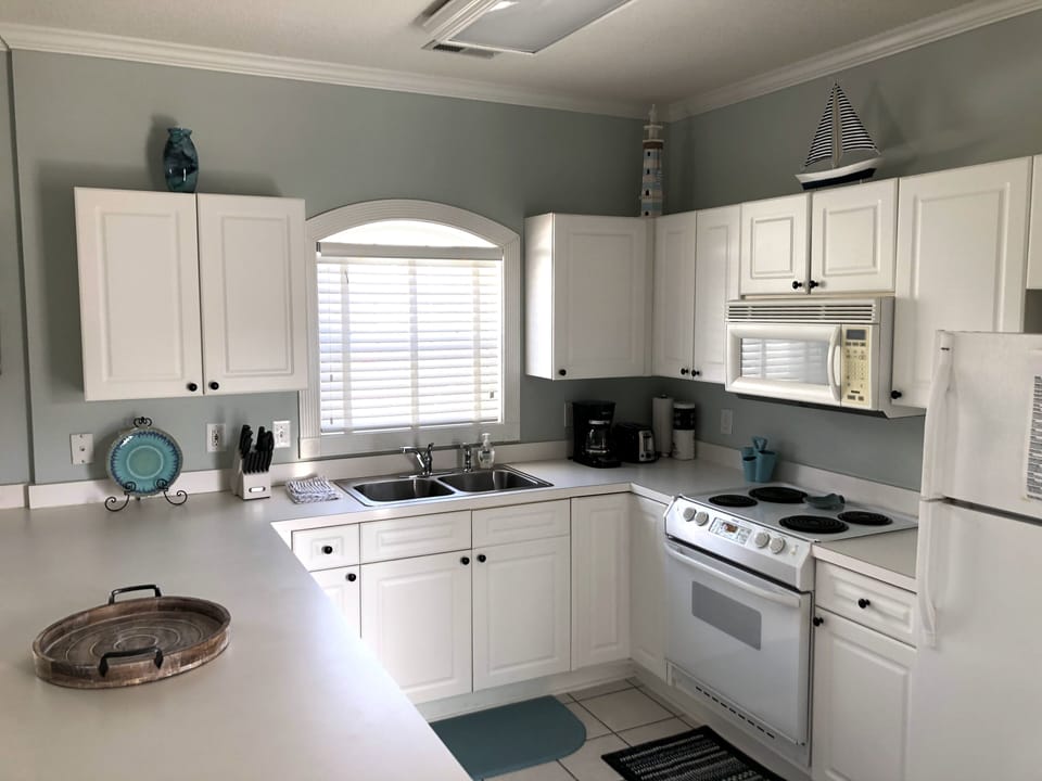 Condo, 3 Bedrooms | Private kitchen | Fridge, microwave, oven, dishwasher