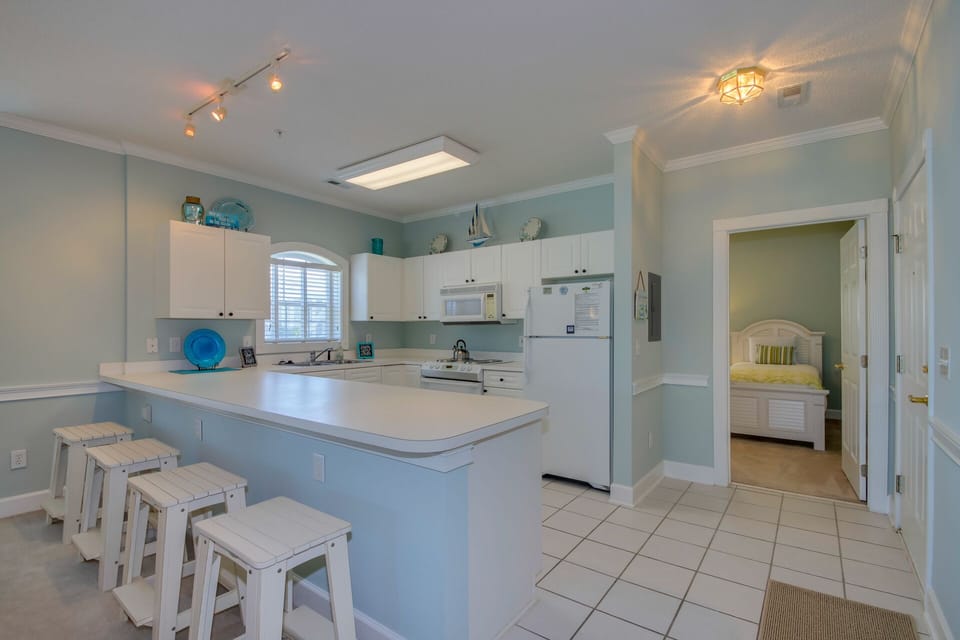 Condo, 3 Bedrooms | Private kitchen | Fridge, microwave, oven, dishwasher