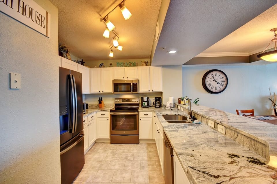 Condo, 3 Bedrooms | Private kitchen | Fridge, microwave, oven, dishwasher