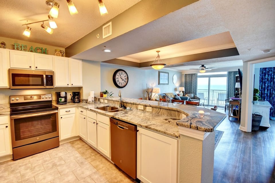 Condo, 3 Bedrooms | Private kitchen | Fridge, microwave, oven, dishwasher