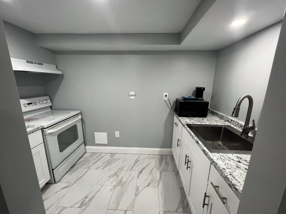 Superior Room, 1 King Bed (Kitchen, Smoke Free) | Private kitchen | Mini-fridge, microwave, coffee/tea maker