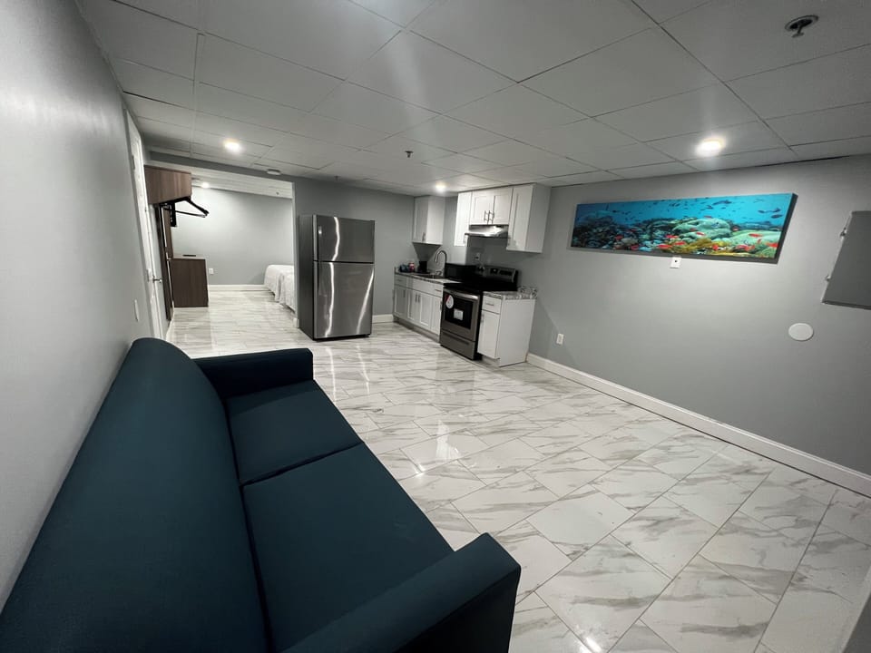 Suite, 2 Double Beds (Kitchen, Smoke Free) | Private kitchen | Mini-fridge, microwave, coffee/tea maker