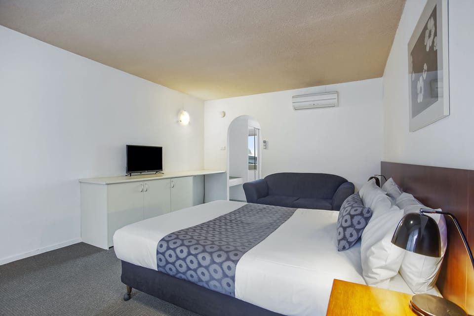 Standard Queen Room | Desk, laptop workspace, iron/ironing board, free WiFi
