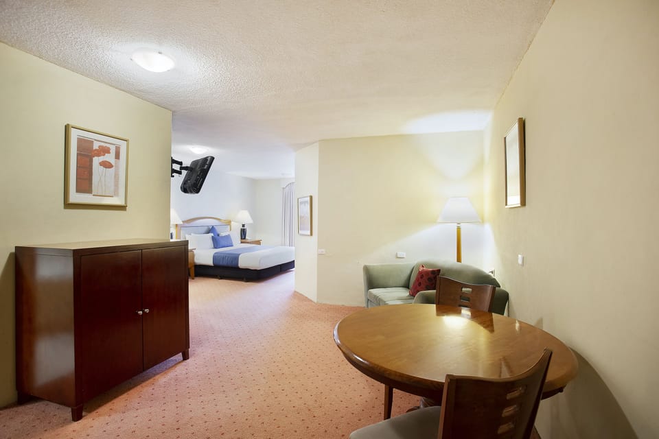 King Spa Room | Desk, laptop workspace, iron/ironing board, free WiFi