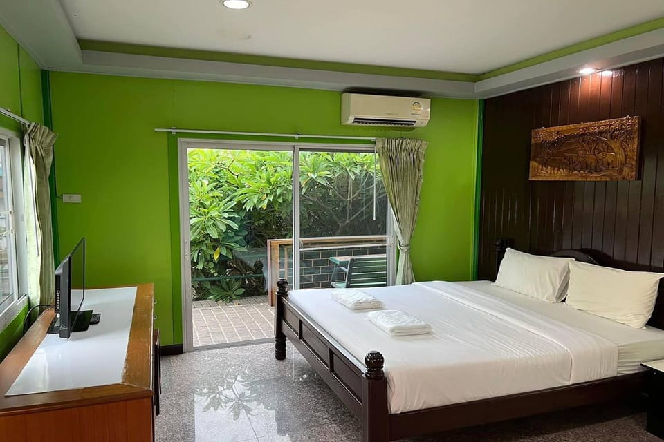 Resort Poolside cosy | Individually decorated, desk, soundproofing, free WiFi