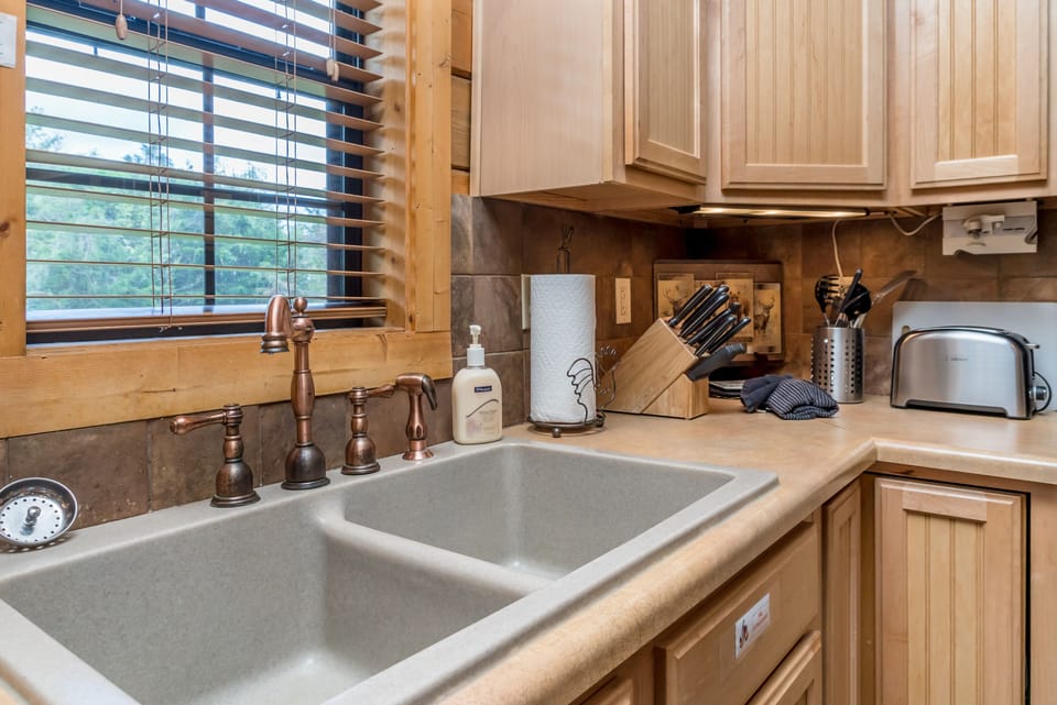 Nice kitchen amenities with under cabinet lights, crock pot, extra dishes & more