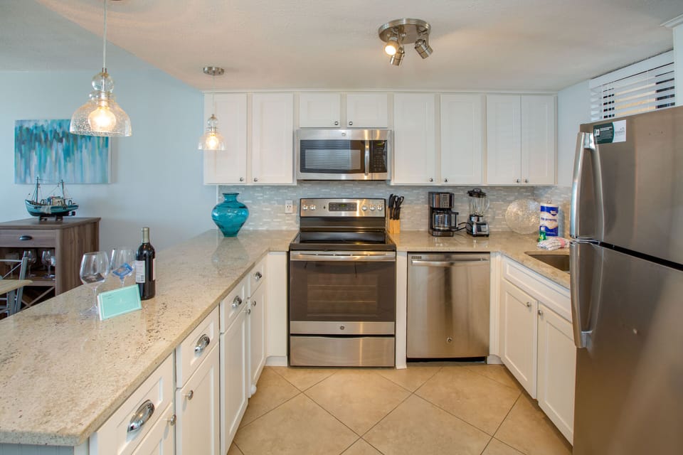 Fully appointed kitchen with new appliances