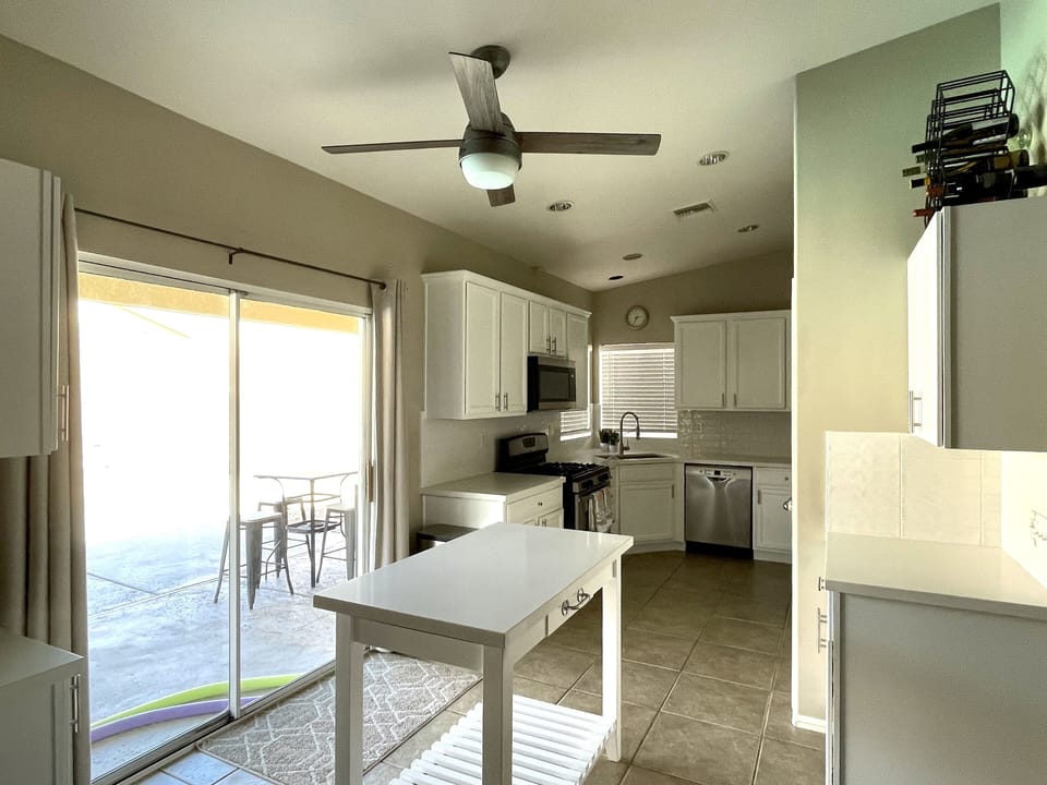 🌵☀️Spacious Kitchen with White Quartz countertops and backsplash.🌵☀️