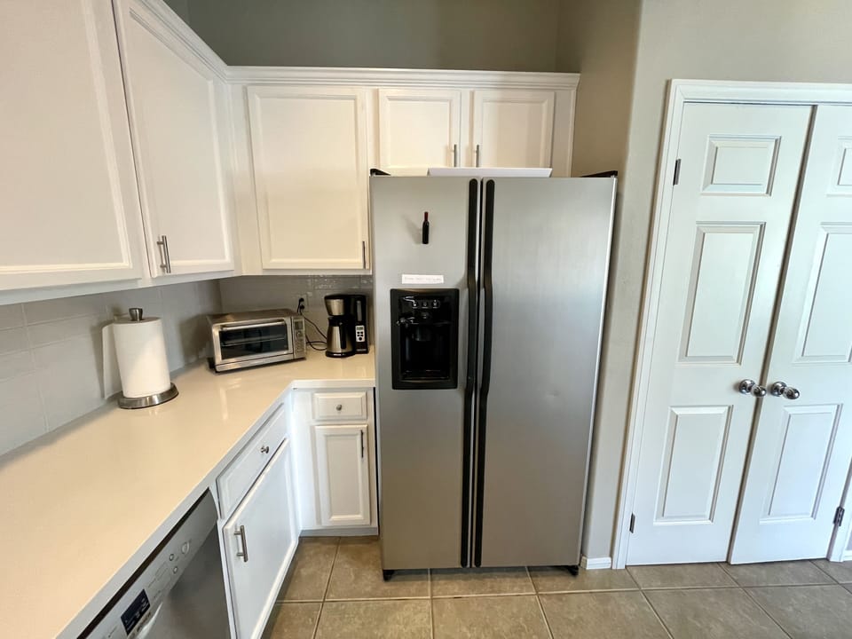 🌵☀️Spacious Kitchen with White Quartz countertops and backsplash.🌵☀️