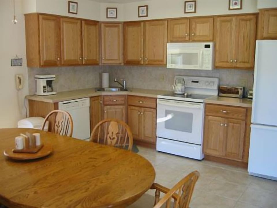 WELL EQUIPPED KITCHEN