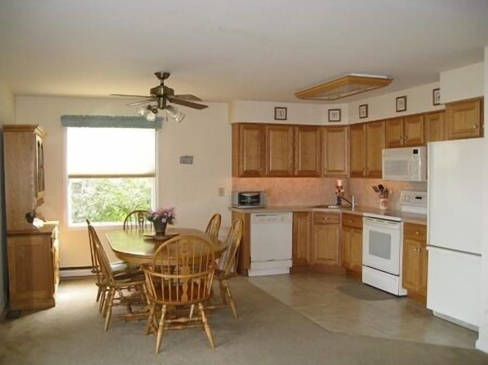 KITCHEN & DINING AREA