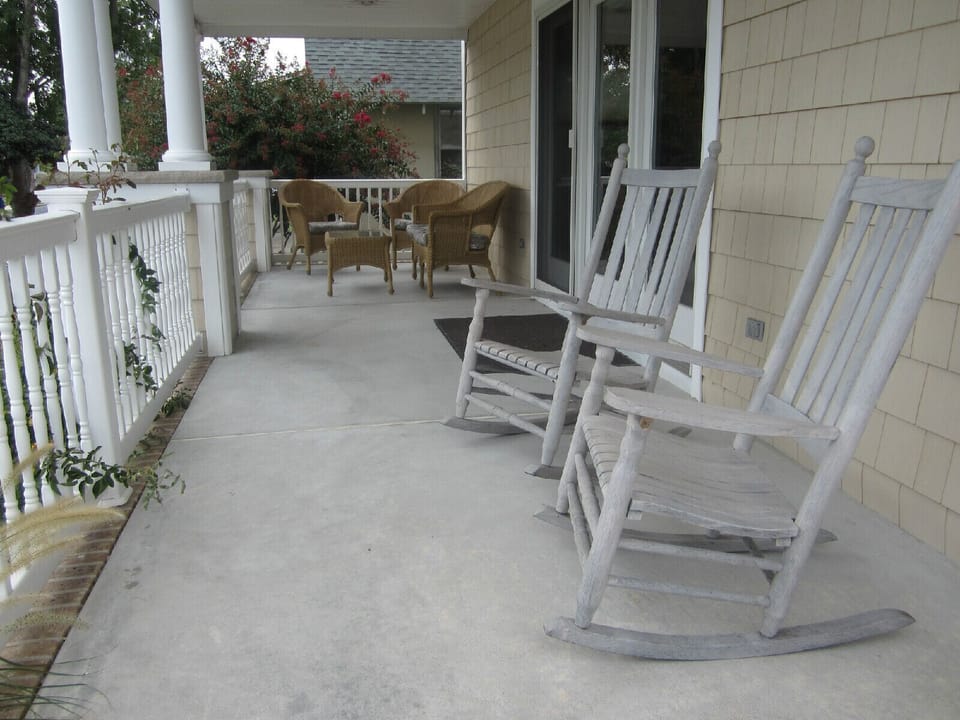 1st FLOOR PORCH
