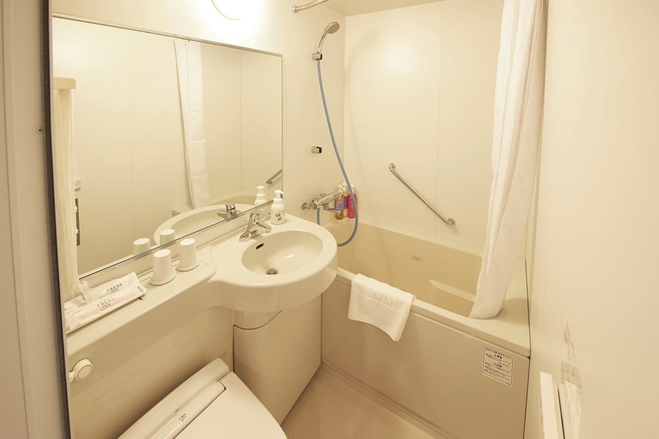 Combined shower/tub, deep soaking tub, free toiletries, hair dryer