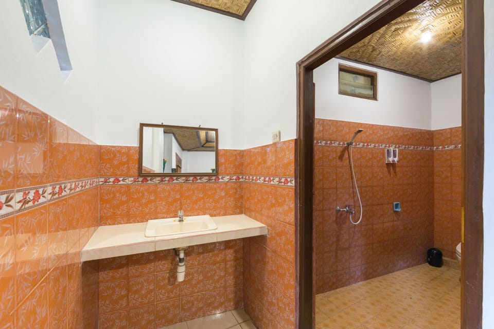 Standard Triple Room, Garden View | Bathroom | Shower, rainfall showerhead, hair dryer, towels