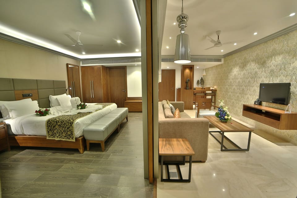 Luxury Suite, Lake View | Frette Italian sheets, premium bedding, down comforters, minibar