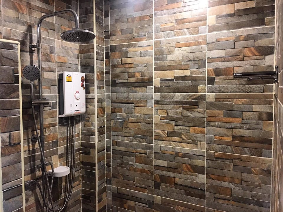 Shower, rainfall showerhead, free toiletries, hair dryer