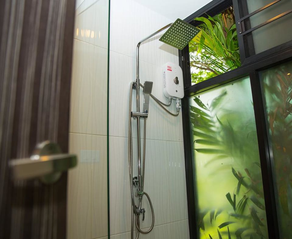 Shower, rainfall showerhead, free toiletries, hair dryer
