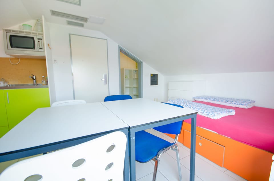 Basic Studio (4 person) | Desk, bed sheets