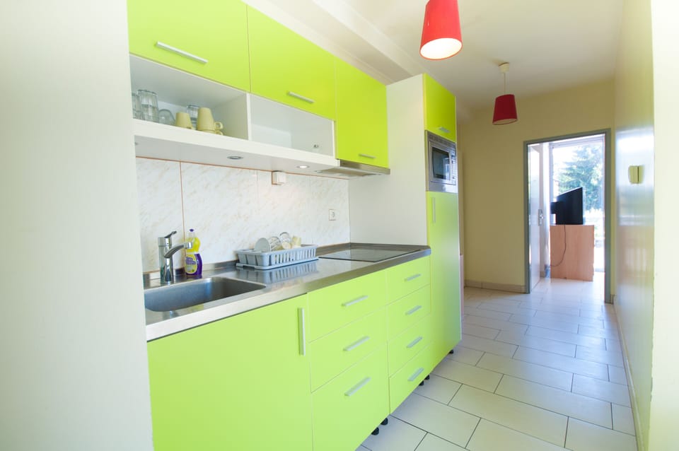 Full-size fridge, microwave, stovetop, cookware/dishes/utensils