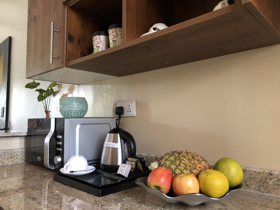 Executive Suite, 1 Bedroom, Kitchen, Mountain View | Coffee and/or coffee maker