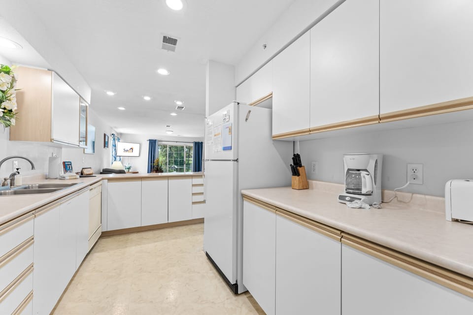 Condo, 2 Bedrooms | Private kitchen | Full-size fridge, microwave, oven, stovetop