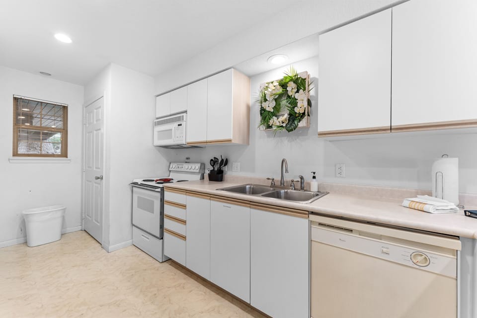 Condo, 2 Bedrooms | Private kitchen | Full-size fridge, microwave, oven, stovetop