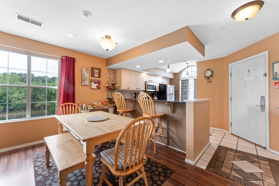 Condo, 2 Bedrooms | Dining