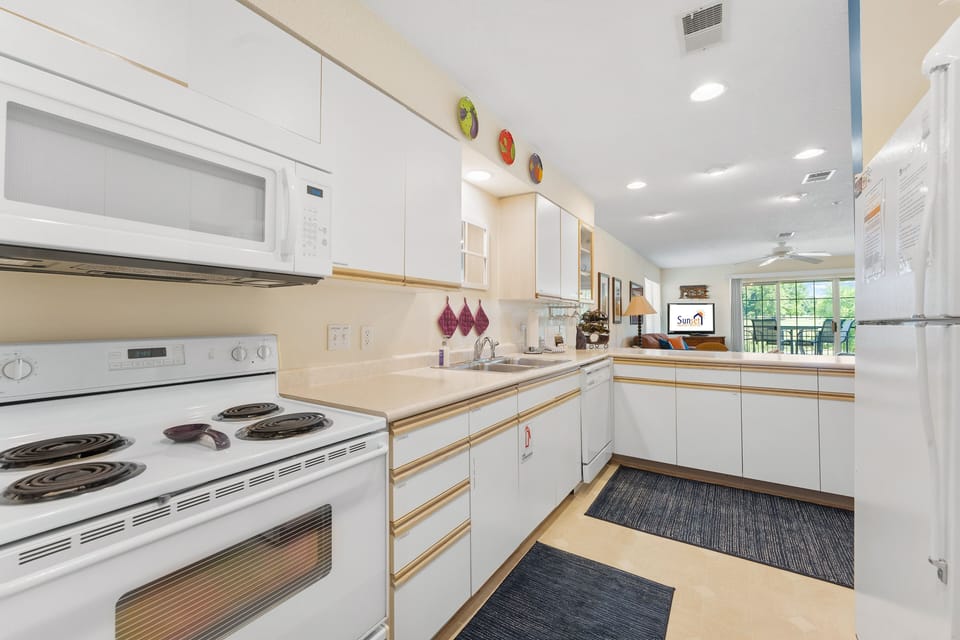 Condo, 2 Bedrooms | Private kitchen | Fridge, microwave, oven, stovetop