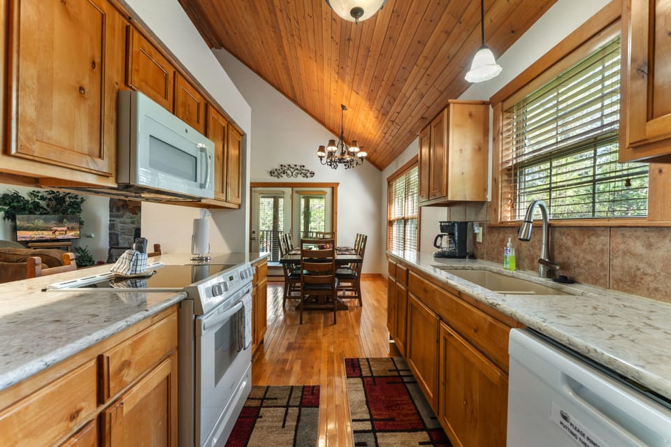 Cottage, 2 Bedrooms | Private kitchen | Fridge, microwave, oven, coffee/tea maker