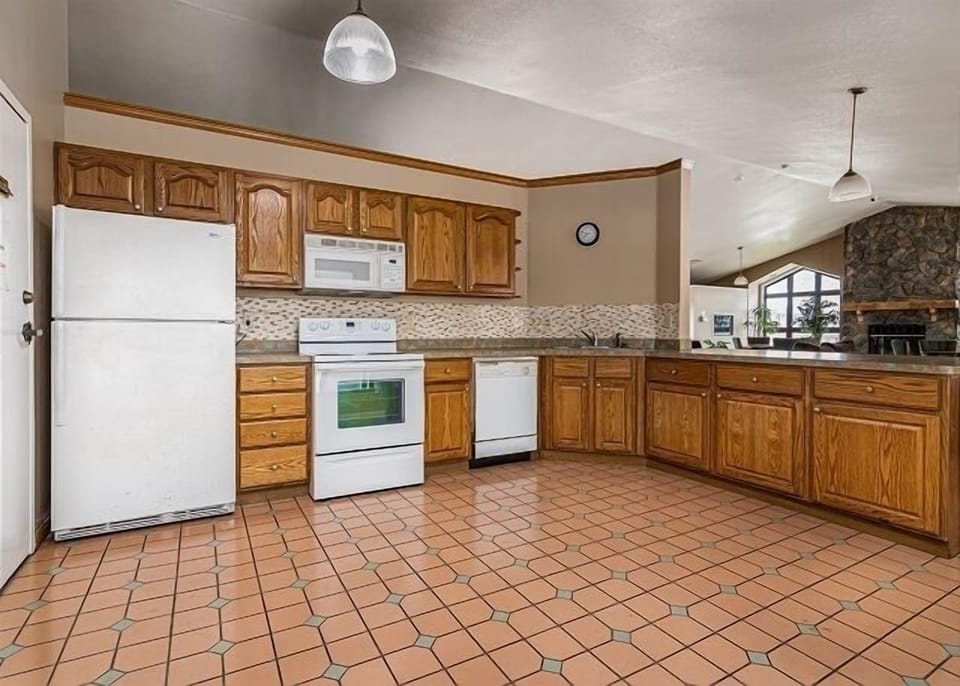 Condo, 2 Bedrooms | Private kitchen | Microwave, dishwasher, coffee/tea maker