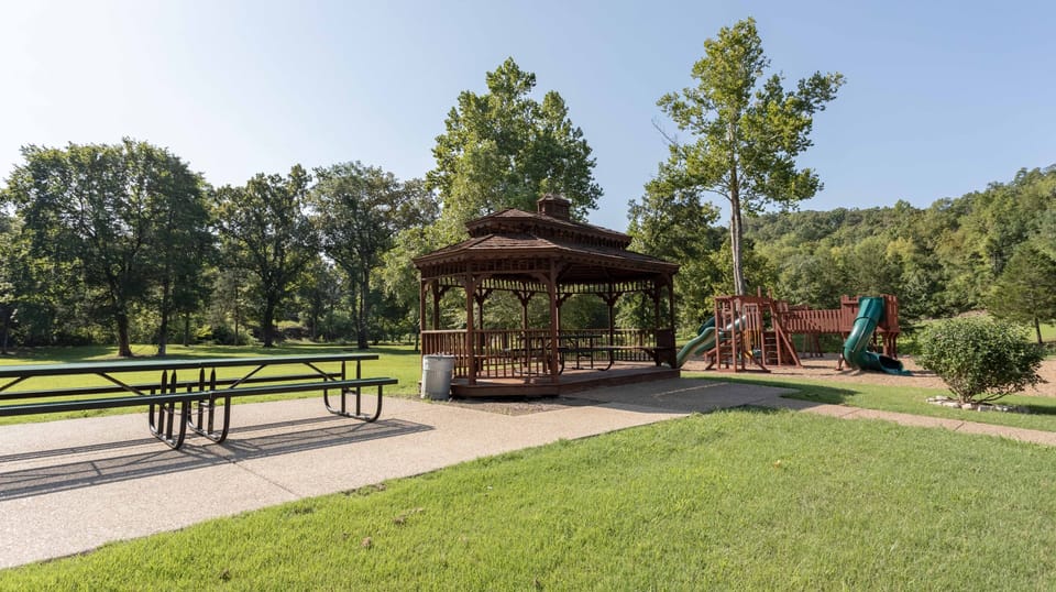 Mayberry Lodge 2 Bedroom Cabin by RedAwning Cabin in Table Rock Lake
