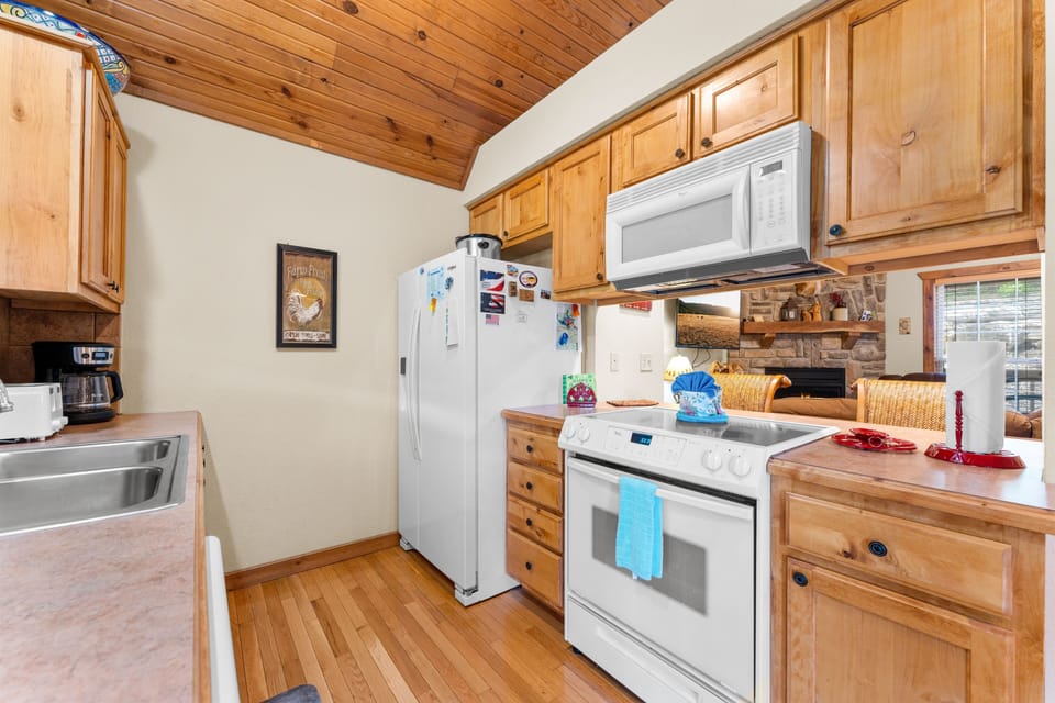 Cottage, 2 Bedrooms | Private kitchen | Fridge, microwave, oven, dishwasher