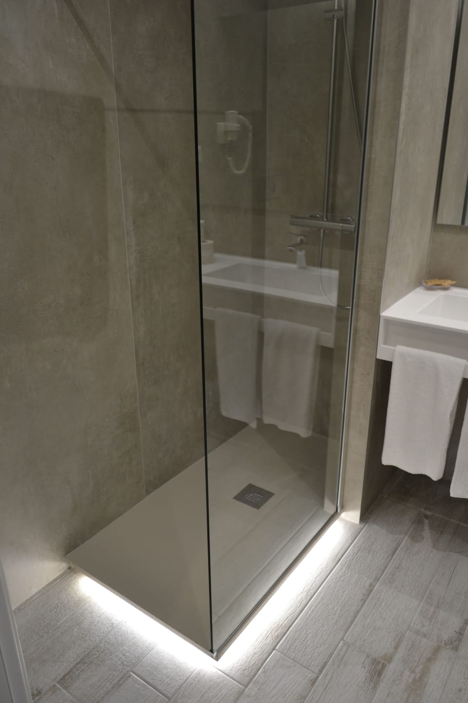 Shower, free toiletries, hair dryer, bidet