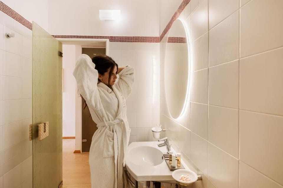 Shower, free toiletries, hair dryer, bidet